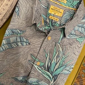 Men’s QUIKSILVER button up shirt!